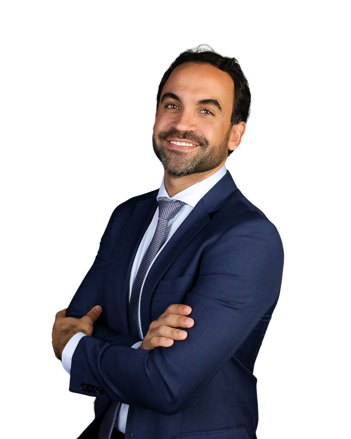 Retrato de Técio Spínola Gomes em terno azul marinho, braços cruzados, sobre fundo transparente